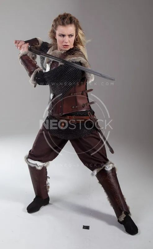 绘画参考一组女性持剑持械动态姿势参考动态速写素材