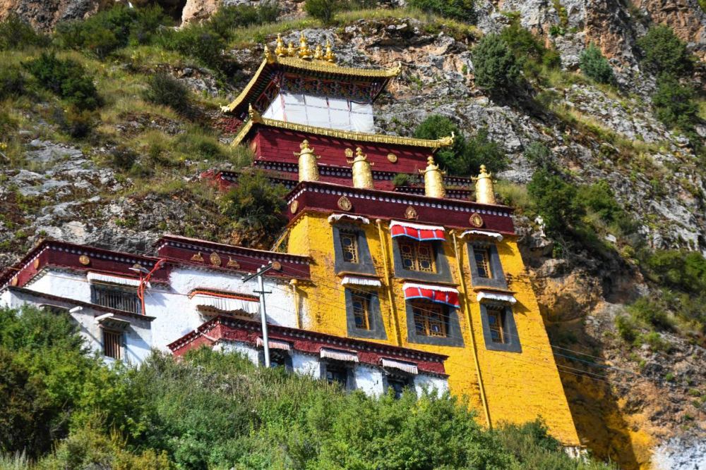 从白塔广场向上,沿着石阶走200米左右,你就可看见一条向左的转山路.