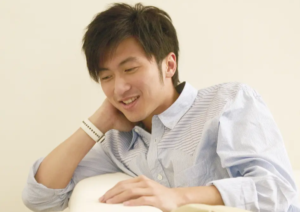 在1月16日晚上腾讯音乐直播盛典上,谢霆锋演唱了《非你不可》 等妒鬃