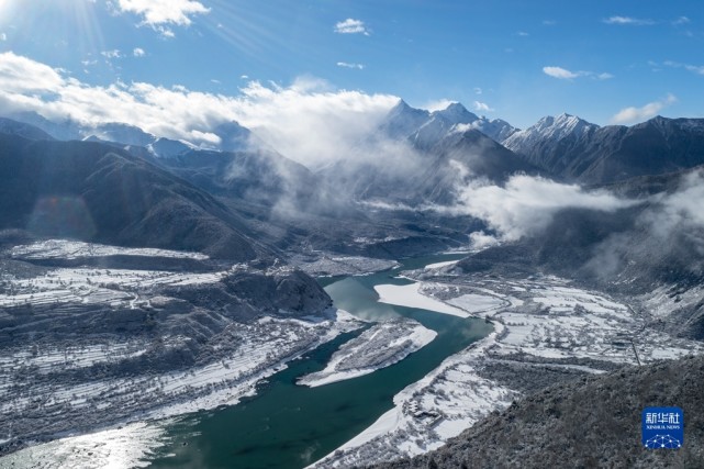 壮美的雅鲁藏布大峡谷雪景