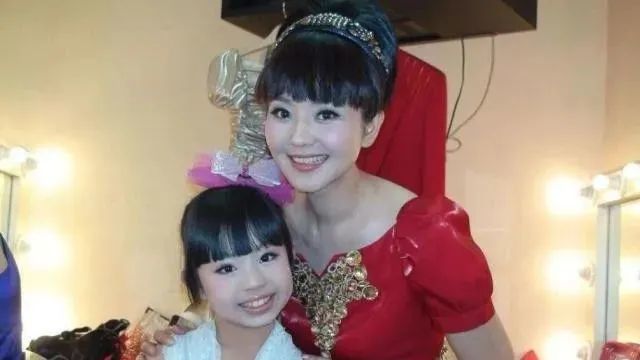 45岁央视主持方琼隐藏了18年的老公原来是我们熟悉的他