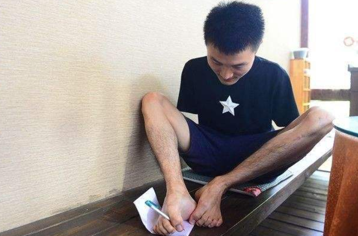 高考状元剑桥硕士杨孟衡6岁痛失双臂用双脚写出开挂人生
