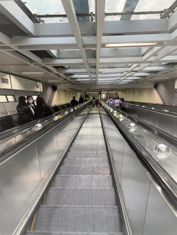 但是要论武汉地铁人员流通量最大的自动扶梯,非我莫属