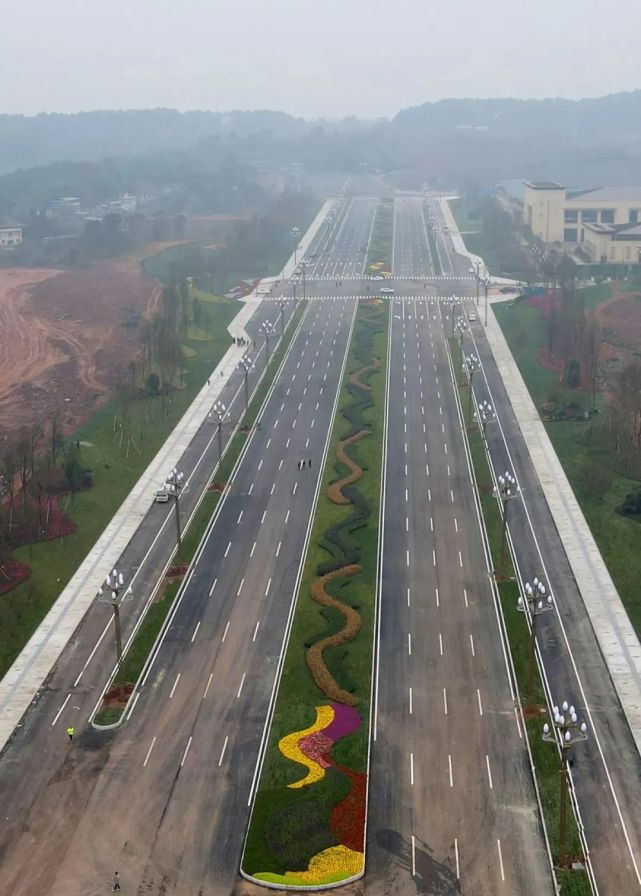 双向十二车道南充临江大道08公里样板路亮相