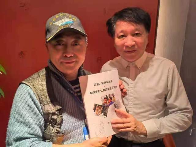 军史专家萨苏为军品大王李长东签名永远跟党走