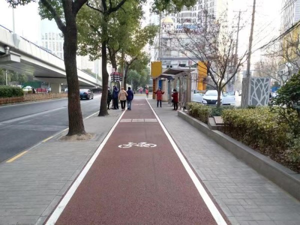 消除y型路口道路交通安全隐患 曲阳路东体育会路增设非机动车专用道