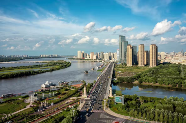 高擎时代旗帜礼赞大美道里哈尔滨市道里区奋力谱写新时代道里新篇章