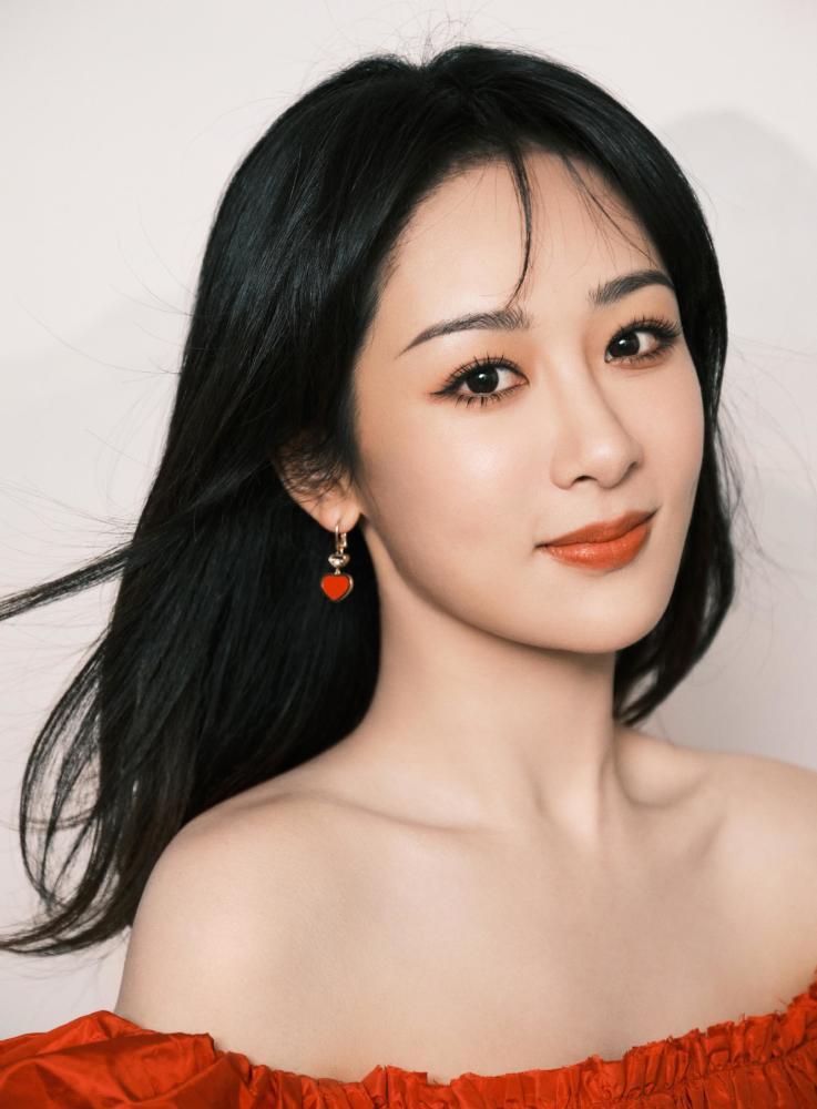 杨紫终于看到留披肩长发!一身大红色连衣裙亮相,气质温婉又淑女插图2