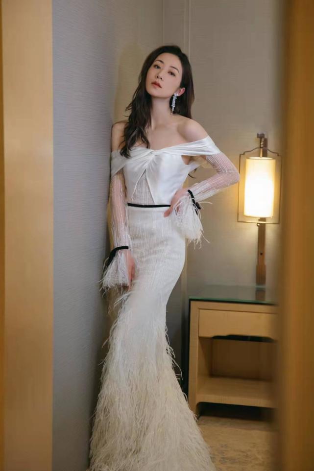 韩雪生活自律身材更好!一袭白色连衣裙温婉迷人,没有一丝赘肉