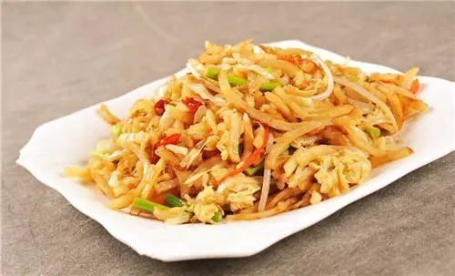 炒焖饼,先炒配菜就错了,难怪饼丝绵软不好吃,大厨:这样做才对