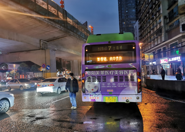 突发今天早高峰路上贵阳一公交车尾部突然冒烟