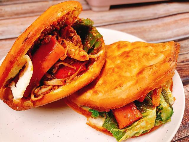 街头小吃油炸串串夹馍,好吃到停不下来_腾讯新闻