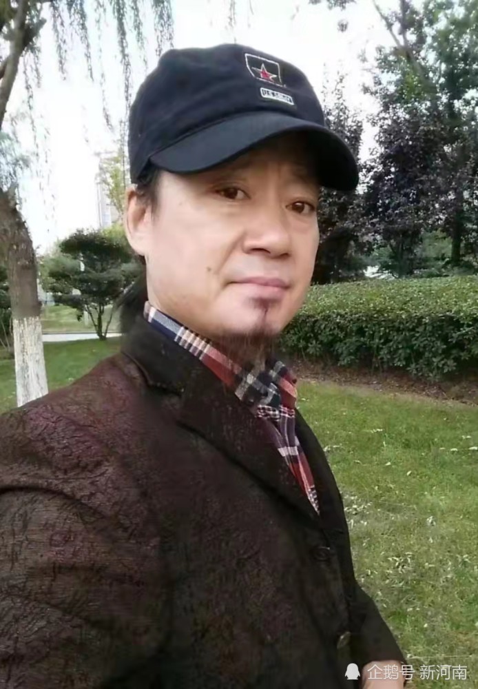 薛广民现任著名书画表演艺术家,中央国家机关书法家协会会员,国际联盟