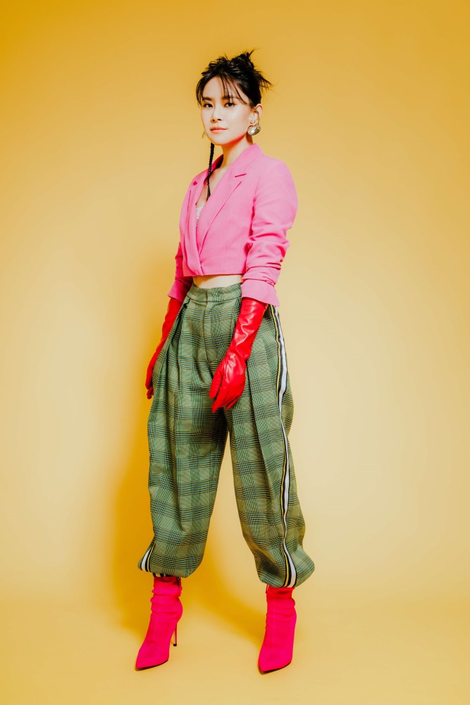 "乐坛创作才女"陈思函2022年首波全新单曲〈爱谁对〉与电音双人组-g5