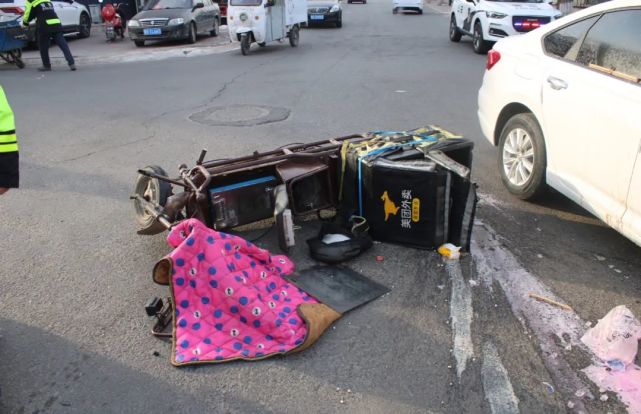 开鲁一美团骑手和私家车相撞!