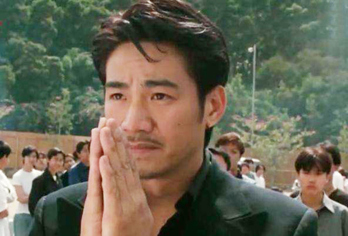 尹扬明64岁生日与家人一起庆祝满头白发精神好子女已结婚多年