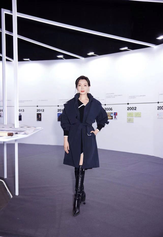 陈数这一身看着简单,却很经典,优雅有韵味