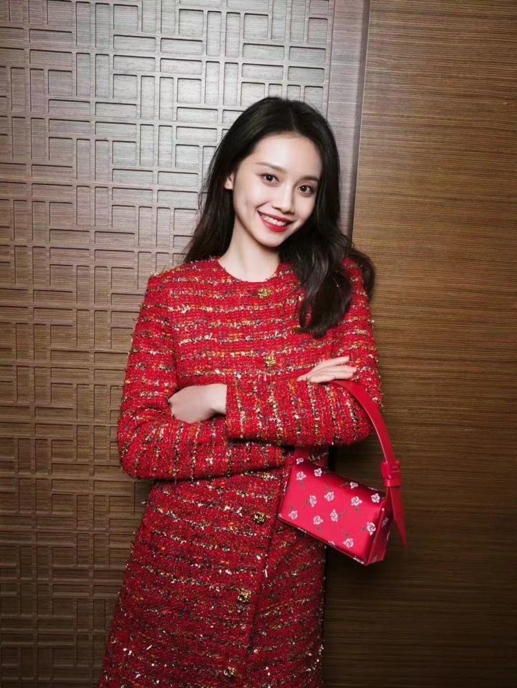 新年学孙伊涵穿红色套装,喜气洋洋真好看_腾讯新闻