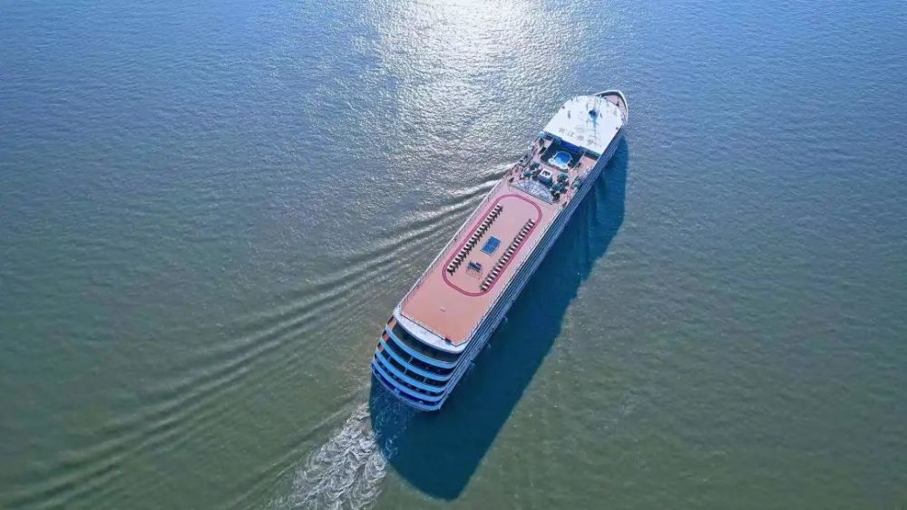 新一代高端内河游轮长江叁号轮在汉首航