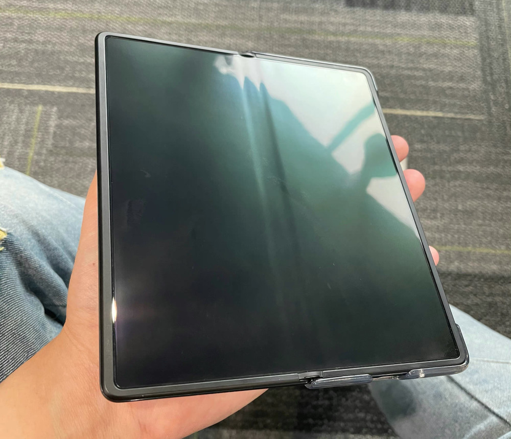 华为matex2采用的方案与oppo find n相似,但折痕稍微明显一些.