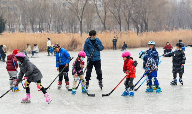 2022年1月16日,曹妃甸区妇联联合轮滑俱乐部在曹妃甸区森林公园组织