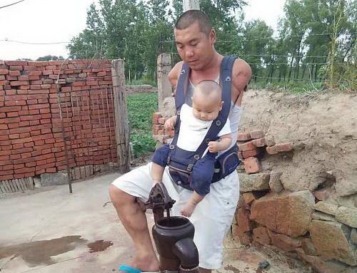 铁岭昌图无臂爸爸为二三里送锦旗:会为生活不断努力