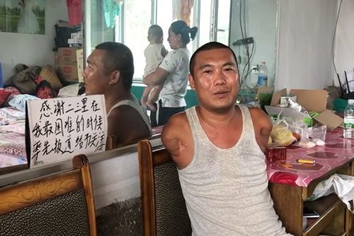 铁岭昌图无臂爸爸为二三里送锦旗:会为生活不断努力