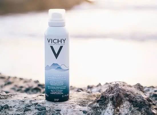 实际上准确来说可以翻译成叫"维希",因为化妆品的品牌就是起源于法国