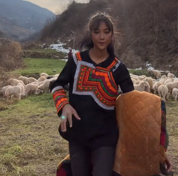 19岁凉山孟阳晒干活照被问及5岁儿子时她的回答让人鼻头一酸