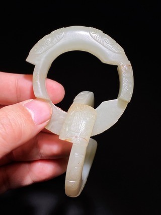 清乾隆和田玉籽料兽面纹蚩尤环把件