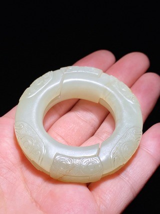 清乾隆和田玉籽料兽面纹蚩尤环把件