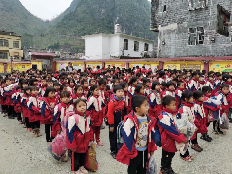 西乡街道向广西大化板升乡10所小学捐赠2675套御寒冬衣