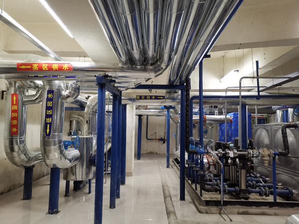 在小区二期,三期两座换热站内,北区分公司三工段工作人员时刻关注着站