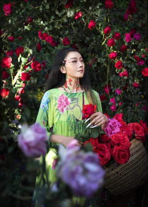 63岁杨丽萍回大理陪伴老母亲,脸色红润略发福,看起来很健康