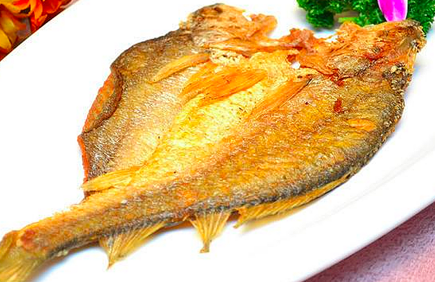 香煎黄鱼食材:黄鱼,生姜葱.1,黄鱼从鱼背部破开不要切段洗净待用.