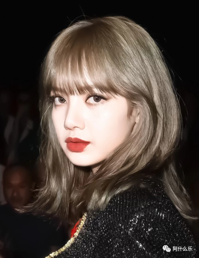 lisa是人间芭比吧,连头发丝都那么美丽.