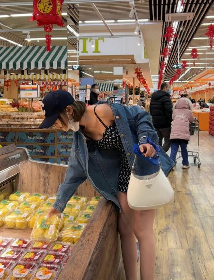 千万女网红超市办年货衣服紧身尽显s型好身材被嘲故意摆拍