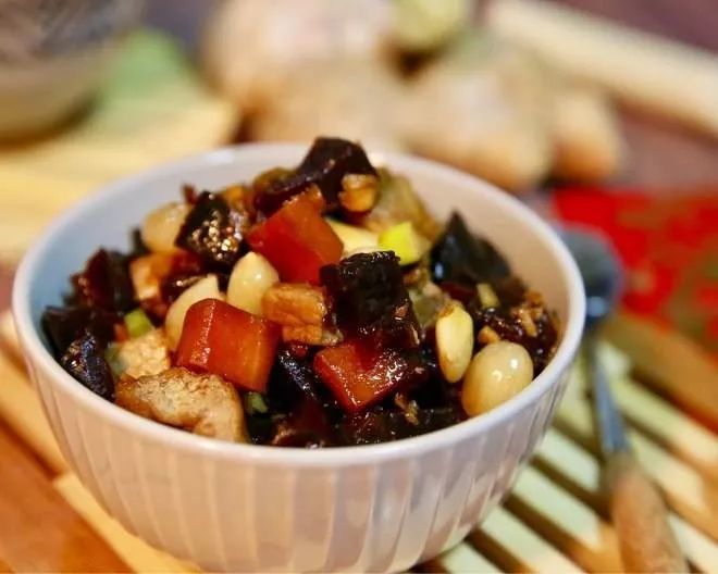 用一些代表吉利的干果,蜜汁果脯,蜜枣,栗子等拼在一块叫做"杂拌儿"