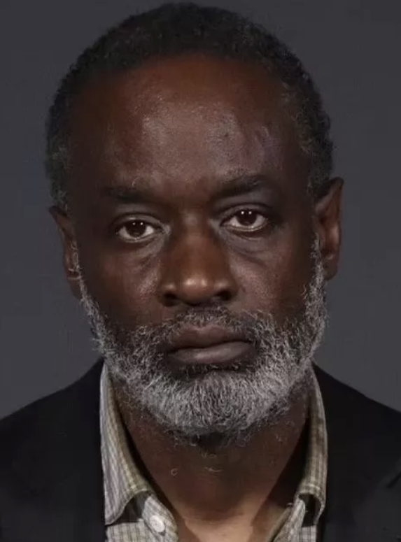 没等警方抓捕,此人就向警方自首,凶手是一名男子,名叫西蒙,今年61岁.