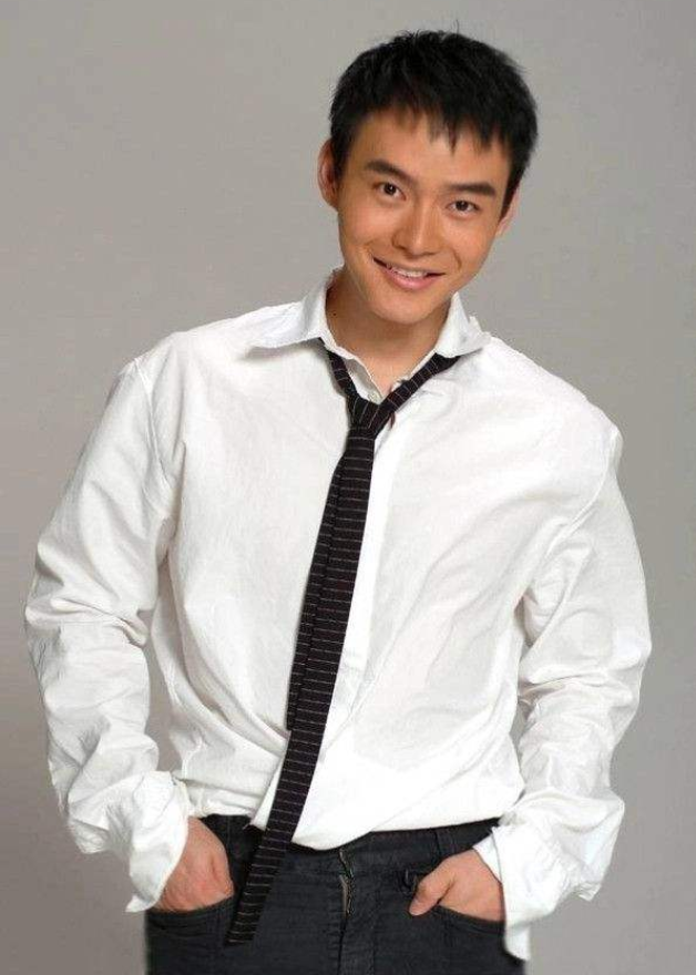 海岩儿子侣萧劝说爸妈复婚被拒绝在泪水中与父亲和解