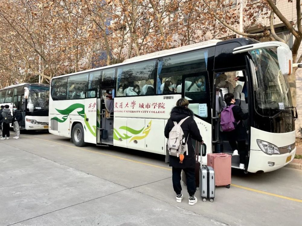 信息,从17日凌晨4时起,分20余批次护送学生前往高铁站,火车站和机场