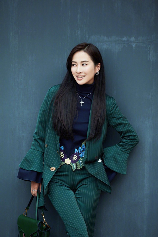 42岁叶璇面试杭州亚运会志愿者超自信!穿毛衣棉裤合影,内八站姿超可爱