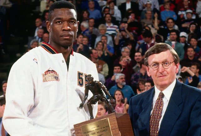 穆托姆博在奥拉朱旺巅峰期抢走了三座盖帽王大奖!