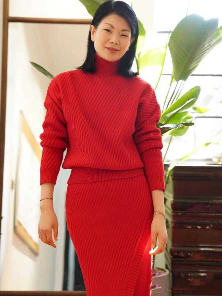 吕燕不愧是“国际超模”，穿大红色套裙配长靴，洋气又高级化学网课哪个老师好