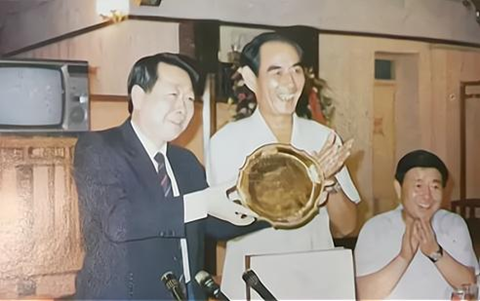 生意渐渐有了规模,谢易初的家庭也愈发圆满.