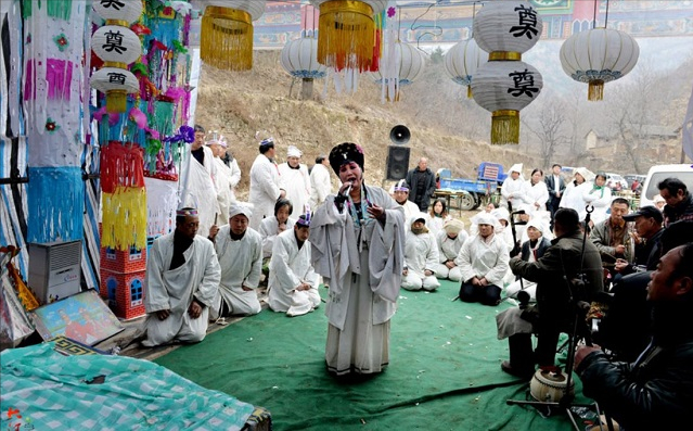 50岁妇女靠哭丧谋生一年接70多场葬礼磕头万次年入几万元