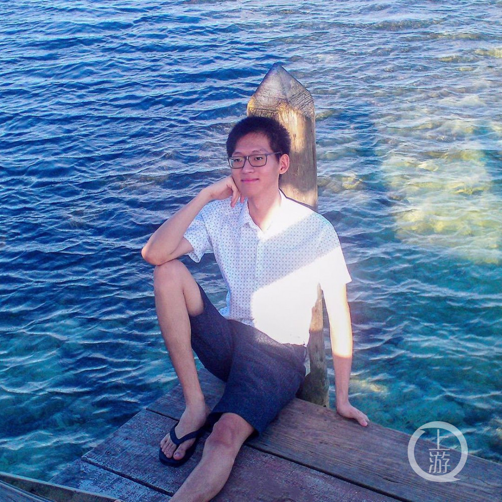 张子文生活照  受访者供图为避免火山灰刺激呼吸道,小张上了防毒面具