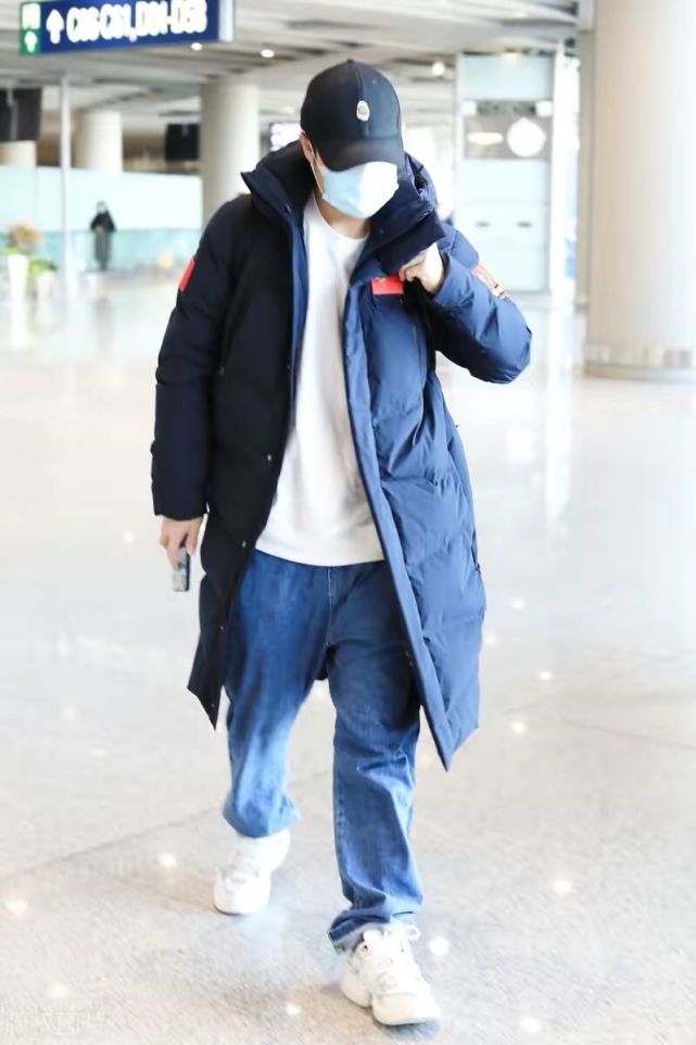 小沈阳走机场,大衣套羽绒服保暖到位,老婆剪齐刘海也遮不住发缝