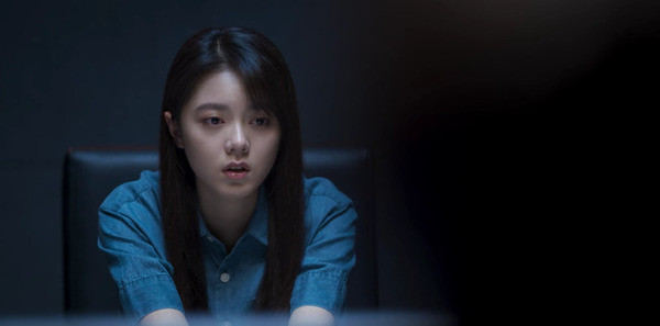 肖鹤云原本想搪塞离开,可面对口罩男报警的威胁,李诗情只好难为情地回