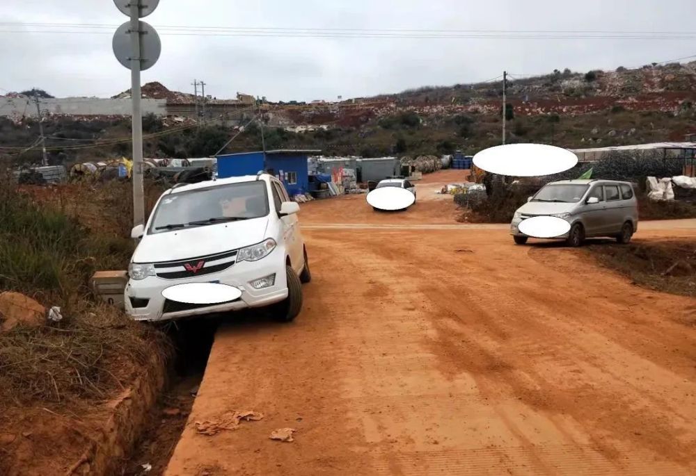 徐某某駕駛車牌號為雲gxxxx小型汽車,在雲南省文山壯族苗族自治州硯山